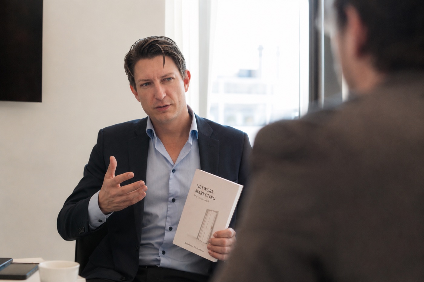Patric Nilsson explaining the book in conversation