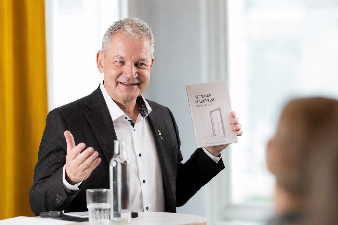 Rolf Hjelm with the book